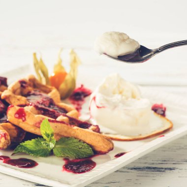 reçel ve nane o ile lezzetli Viyana waffle yeme işlemi