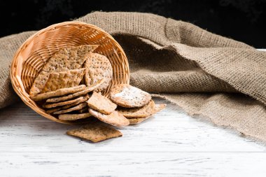 sepet ve tatlı ev yapımı klasik İtalyan kraker ışık w üzerinde