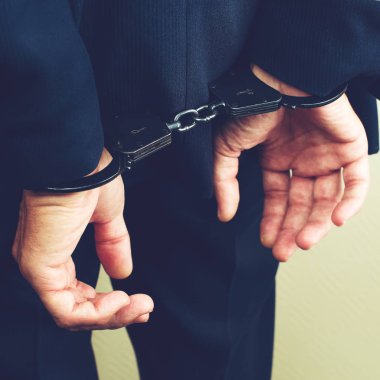 işadamı kelepçeli tutuklandı. İşadamı bribetaker veya bri