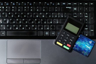 klavye, üstten görünüm yalan banka kartı ve ödeme aygıt. CONCEP