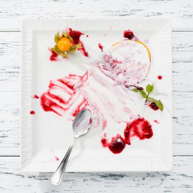 üstten görünüm beyaz boş plaka, ışık yemekten sonra kirli woo