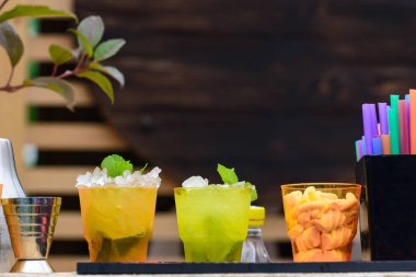 soğuk taze yaz kokteylleri ile s bardaklarda tarih seçici odak