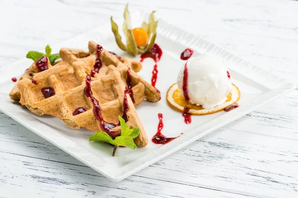 lezzetli ve iştah açıcı Viyana waffle drizzled ile reçel bir