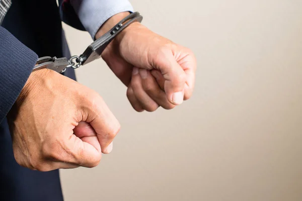 Заарештований бізнесмен в наручниках. Бізнесмен хабарник або хабар — стокове фото