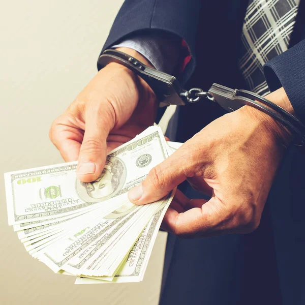 resmi doları banknot sayma kelepçeli tutuklandı. CONCEP