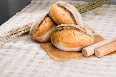 geleneksel yuvarlak esnaf kepekli ekmek somunları ile natürmort, 