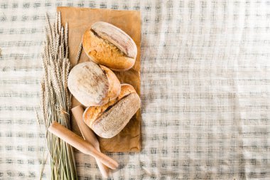 geleneksel yuvarlak esnaf kepekli ekmek somunları ile natürmort, 