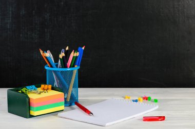 kavram eğitim, ilk Eylül veya yeniden okul okul eşyaları ile boş not defteri çerçeve metniniz için. Ön plan siyah kara tahta