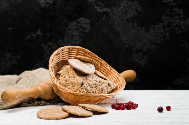 sepet ve tatlı ev yapımı klasik İtalyan kraker üzerinde karanlık ba