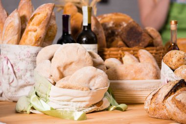 Koza taze çiğ hamur ekmek pişirme ön plan, sel