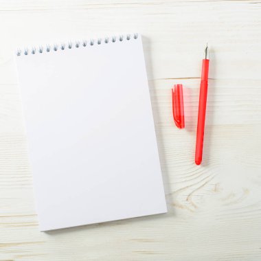 boş defter ve kalem, çerçeve metin, açık renkli ahşap, en iyi görünüm için okul. Okul ya da eğitim kavramı