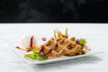 lezzetli Viyana waffle buğulaması tarih seçici odak drizzled 