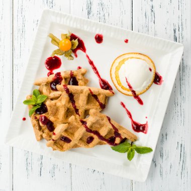 lezzetli, iştah açıcı Viyana waffle reçel ve nane bir wh üzerinde