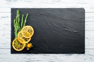 boşaltmak ile koyu arka plan üzerinde tex için dilimlenmiş limon ve otlar