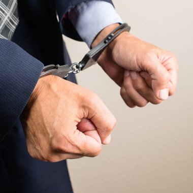 işadamı kelepçeli tutuklandı. İşadamı bribetaker veya bri