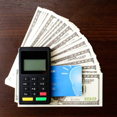 yakın çekim dolar para, ödeme aygıt ve banka kartı ahşap b