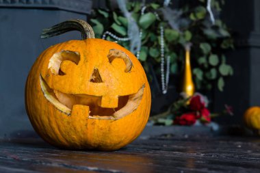 Cadılar Bayramı Balkabağı kafa jack fener koyu ahşap arka plan, c üzerinde