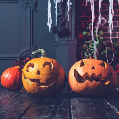 Cadılar Bayramı Balkabağı kafa jack fener koyu ahşap arka plan üzerinde, 