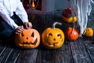 Cadılar Bayramı Balkabağı kafa jack fener koyu ahşap arka plan üzerinde, 