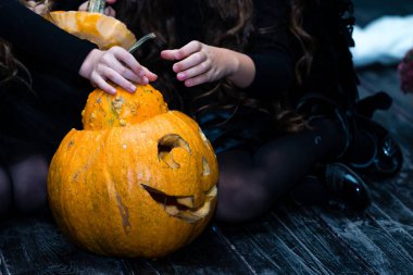Cadılar Bayramı Balkabağı kafa jack fenerle da'da oturan kızlar