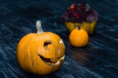 Cadılar Bayramı Balkabağı kafa jack fener koyu ahşap zemin üzerinde. C