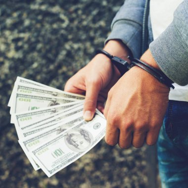 Rowdy doları banknot sayma kelepçeli tutuklandı. Tutuklanan f