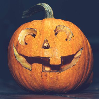 yakın çekim Halloween balkabağı kafa jack fener koyu ahşap arka