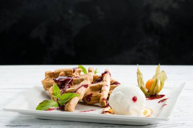 lezzetli Viyana waffle buğulaması tarih seçici odak drizzled 