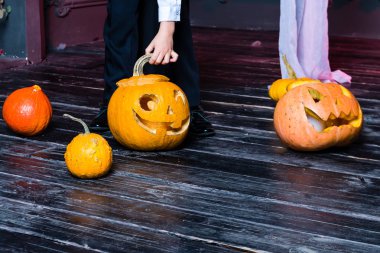 Cadılar Bayramı Balkabağı kafa jack fener koyu ahşap arka plan üzerinde, 