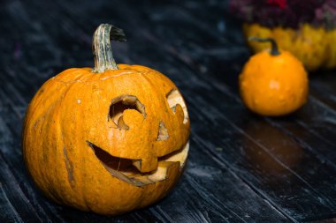 Cadılar Bayramı Balkabağı kafa jack fener koyu ahşap zemin üzerinde. C