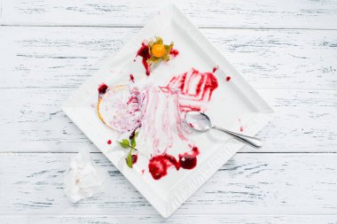 üstten görünüm beyaz boş plaka, ışık yemekten sonra kirli woo