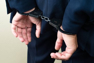 işadamı kelepçeli tutuklandı. İşadamı bribetaker veya bri