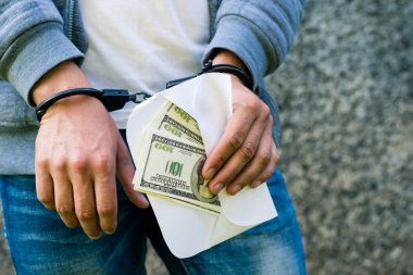 kelepçeli tutuklandı rowdy zarf içinde dolar para ile. 