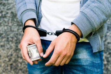 Rowdy doları banknot ile kelepçeli tutuklandı. İçin tutuklanan bir