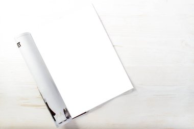 Top boş beyaz sayfalar ile açık dergi görünümünü ışık üzerinde ahşap