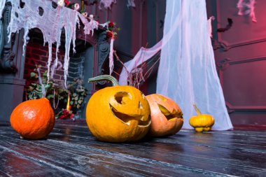 Cadılar Bayramı Balkabağı kafa jack fener koyu ahşap arka plan üzerinde, 