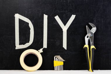 ayarlanabilir anahtarı, yapışkan bant, hex anahtar ve kelime DIY üstten görünüm