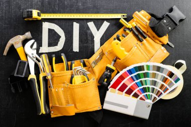 «Ana sayfa» İnşaat araçları ile alet kemerini görünümünü ve renk grafikleri bir