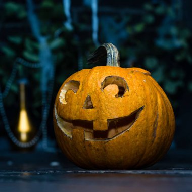 yakın çekim Halloween balkabağı kafa jack fener koyu ahşap arka