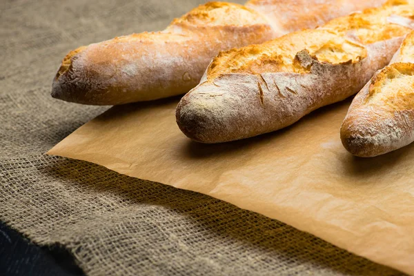 Nature morte avec trois baguettes de pain frais français avec piscine — Photo