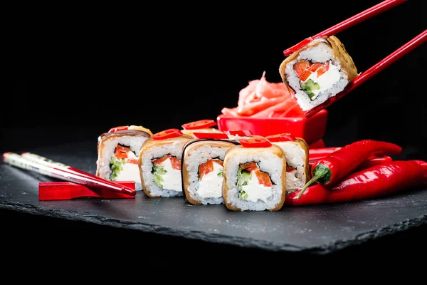 geleneksel Japon mutfağı. Suşi yemek işlemi ile rulo