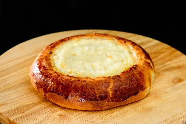 Panino da dessert alla panna acida rotondo delizioso su tavola di legno, bac scuro — Foto Stock