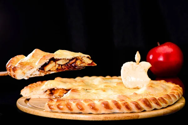 Selective focus on delicious piece of apple pie, on the foregrou — Stock Photo, Image