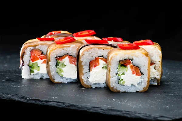 Traditionell japansk mat. Selektivt fokus på uppsättning sushi r — Stockfoto