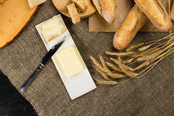 Ainda vida com pão fresco francês baguetes com pobres em um w — Fotografia de Stock