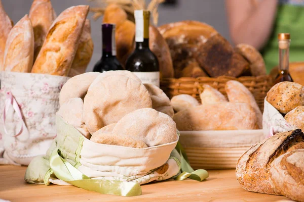 Koza taze çiğ hamur ekmek pişirme ön plan, sel