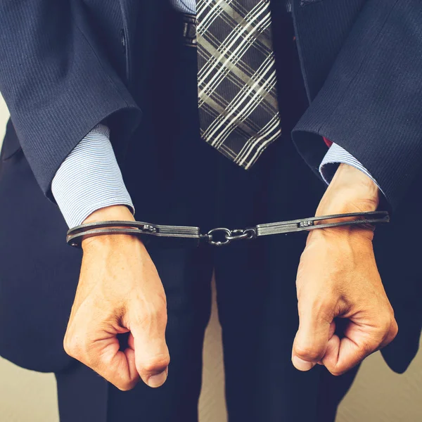 Арестованный бизнесмен в наручниках. Бизнесмен-взятка или бри — стоковое фото