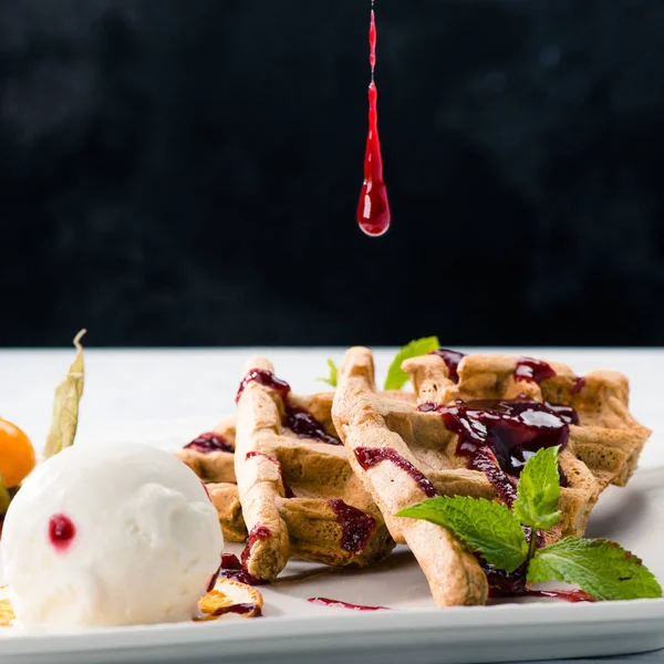 lezzetli Viyana waffle dumanı tüten bir beyaz üzerine reçel ile drizzled