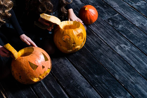 Chicas sentadas con la calabaza de Halloween cabeza jack linterna en da —  Fotos de Stock