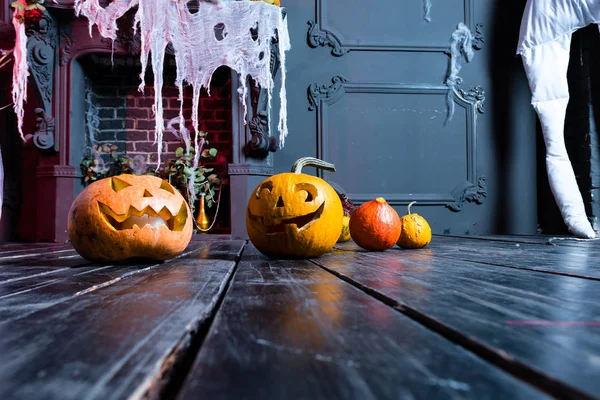 Cabezas de calabaza de Halloween Jack linterna sobre fondo de madera oscura , —  Fotos de Stock